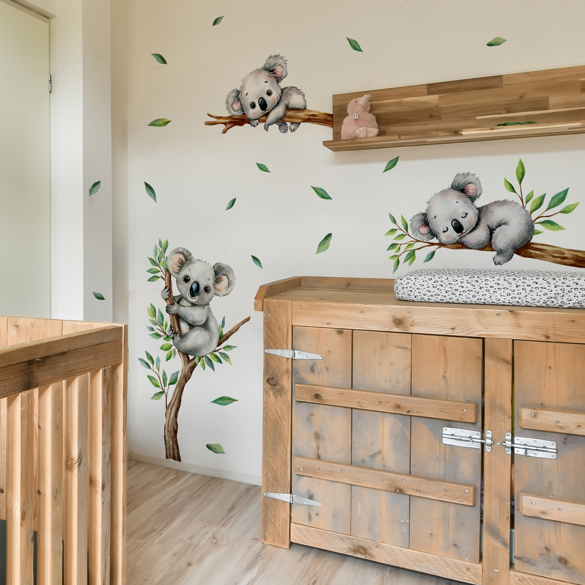 Cartoon Koala Climbing Tree Br - Baby Nursery Wall Mural recension och pris